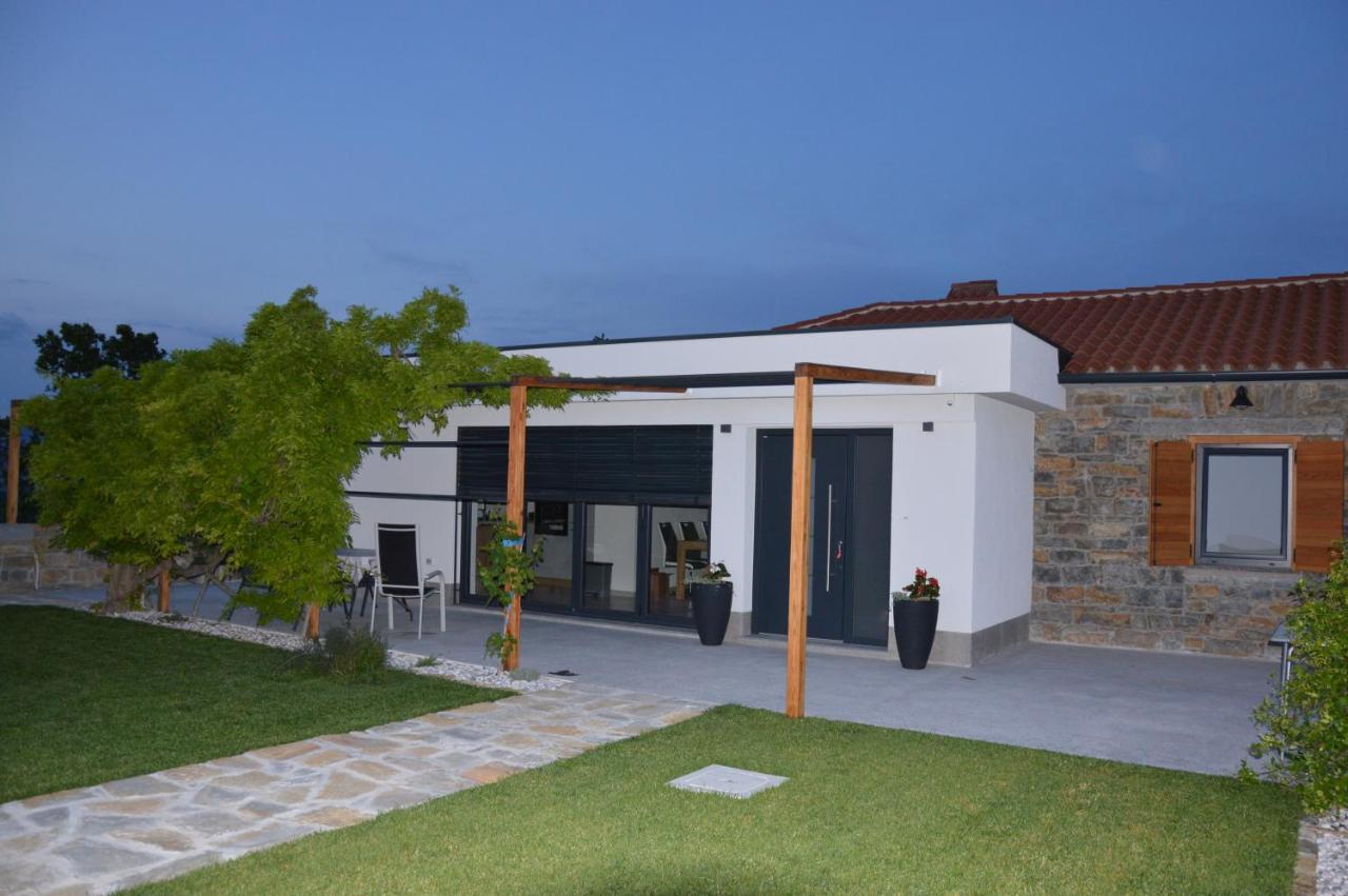 Casa Miranda - Family Comfort In A Quiet Area, Near The Sea, With Bbq And Free Parking Zgornje Skofije Bagian luar foto